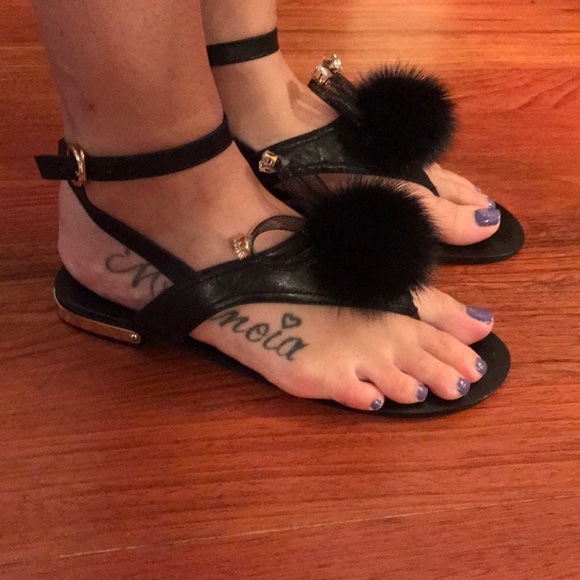 Pom Pom fur black ankle wrap sandals - Picture 2 of 4